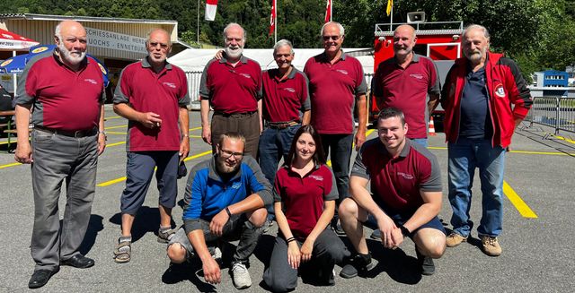Mitglieder des Schützenvereins Luterbach in Vereinspoloshirts an einem Schützenfest in Buochs